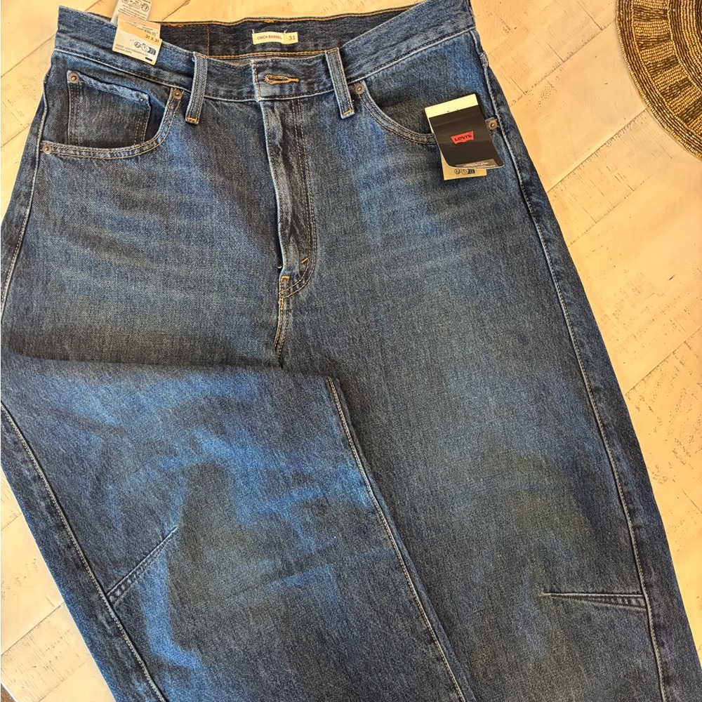 LEVI’s Brand New Women’s Barrel Jeans 
Size 31W x 31L